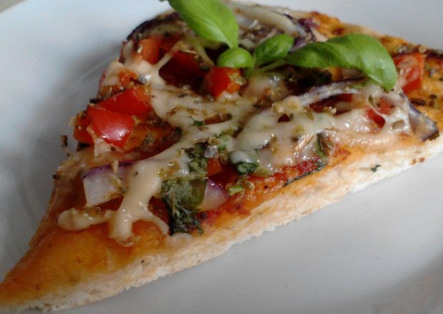 Fotografia przedstawiająca Ziołowa pizza z salami Zub3r'a