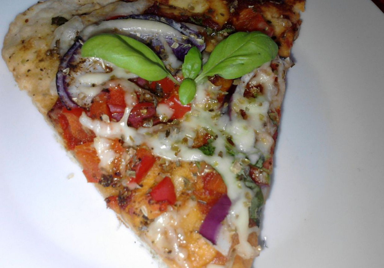 Ziołowa pizza z salami Zub3r'a foto