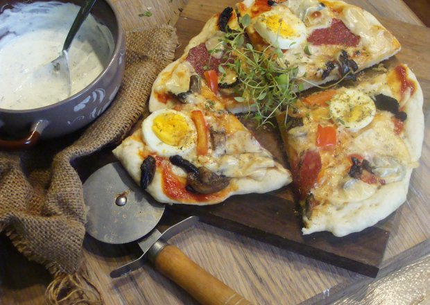 Fotografia przedstawiająca Ziołowa pizza z salami
