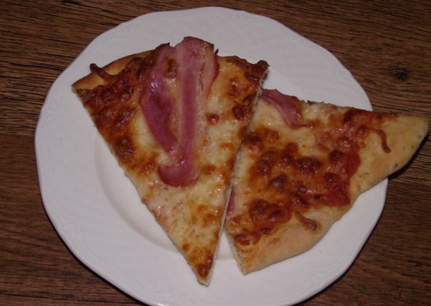 Fotografia przedstawiająca Ziołowa pizza z serem i boczkiem
