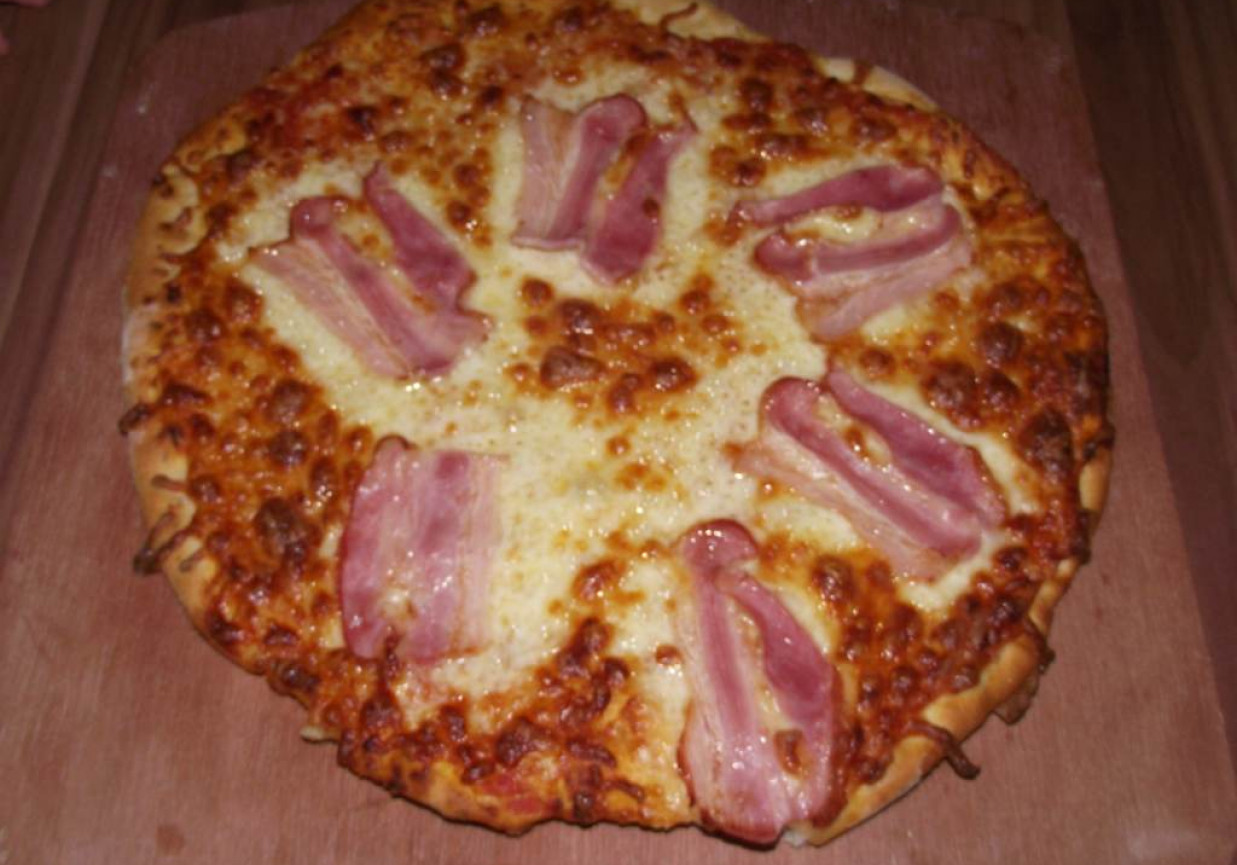 Ziołowa pizza z serem i boczkiem  foto