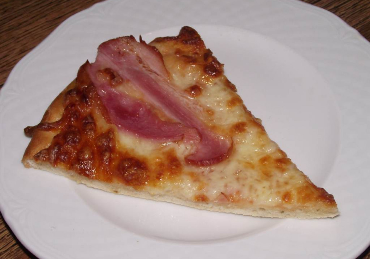 Ziołowa pizza z serem i boczkiem  foto