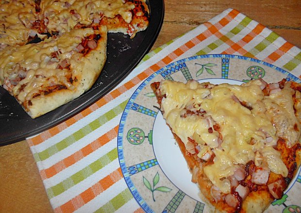 Fotografia przedstawiająca Ziołowa pizza z szynką