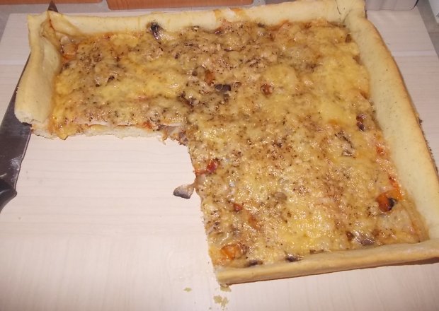 Fotografia przedstawiająca Ziołowa pizza