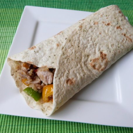 Krok 3 - Ziołowa tortilla z warzywami i mięsem foto