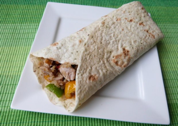 Fotografia przedstawiająca Ziołowa tortilla z warzywami i mięsem