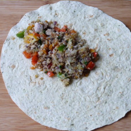 Krok 2 - Ziołowa tortilla z warzywami i mięsem foto