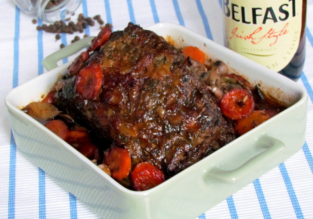 Ziołowa wołowina w sosie piwnym foto