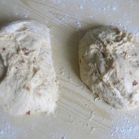 Krok 2 - Ziołowe ciasto wytrawne z srebrzystym serem pleśniowym foto