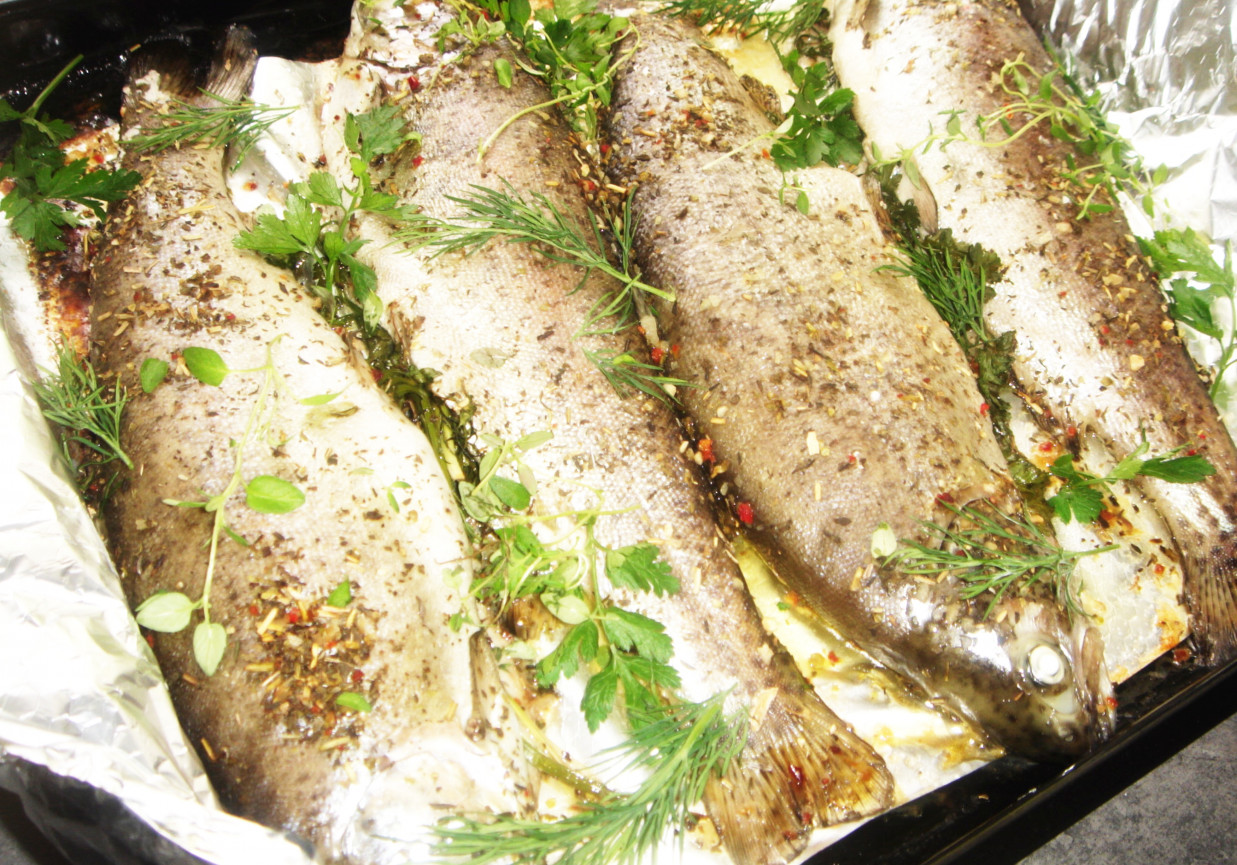 Ziołowe pstrągi z piekarnika foto