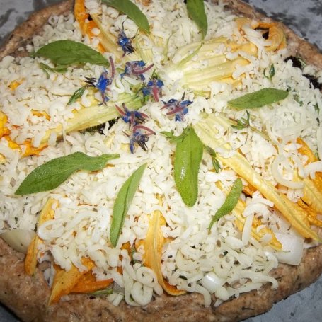 Krok 3 - ziołowo - kwiatowa pizza na razowym chlebowym spodzie foto