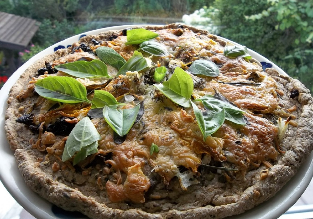 ziołowo - kwiatowa pizza na razowym chlebowym spodzie foto