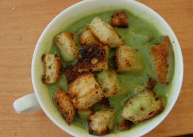 Fotografia przedstawiająca ziołowo-czosnkowe grzanki do zupy