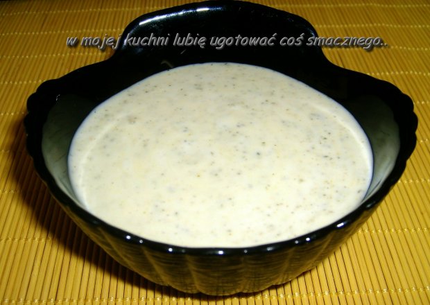 Fotografia przedstawiająca ziołowy jogurtowy sos...