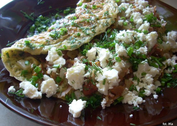 Fotografia przedstawiająca Ziołowy omlet z kurkami, bekonem i serem bałkańskim