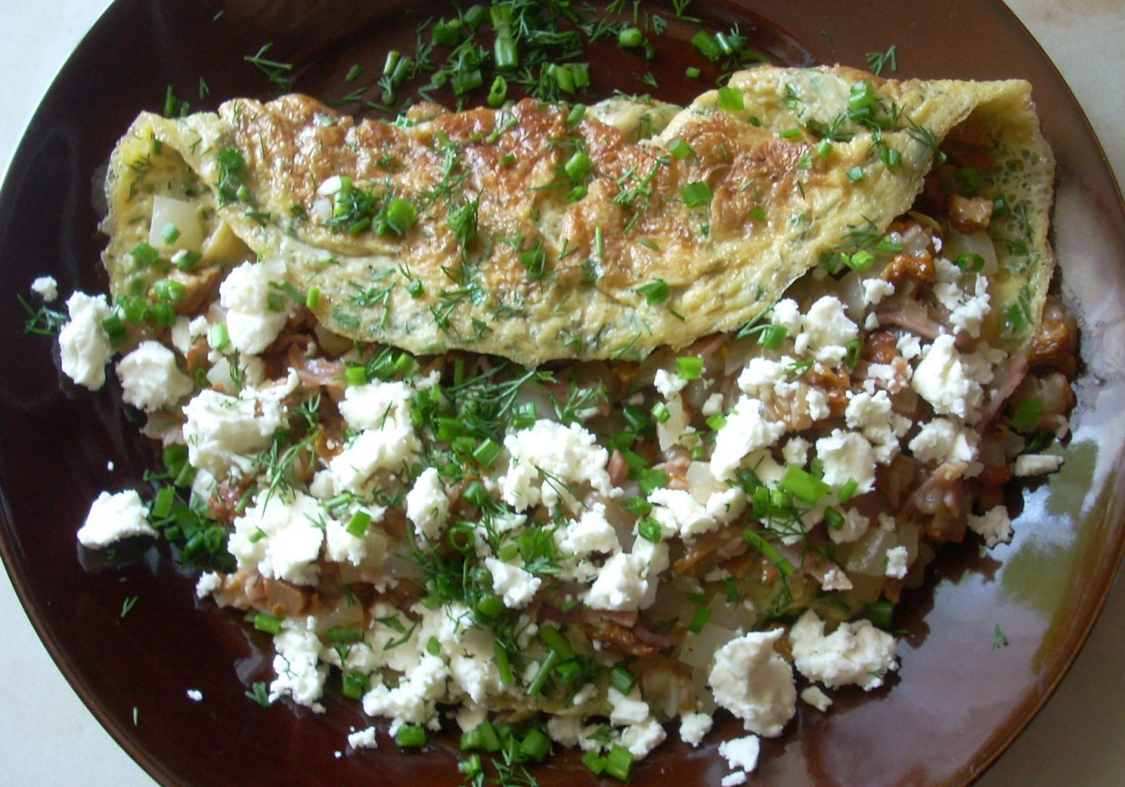 Ziołowy omlet z kurkami, bekonem i serem bałkańskim foto