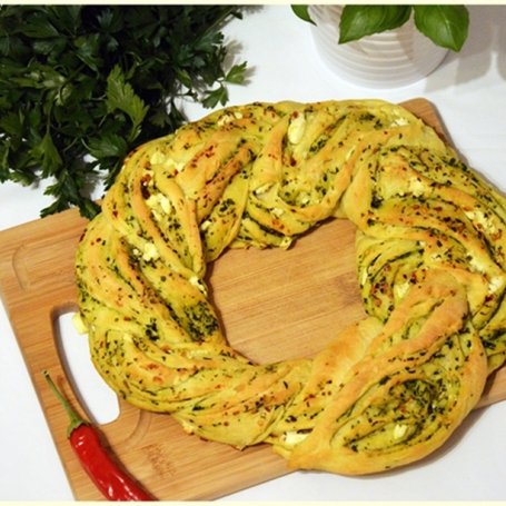 Krok 3 - Ziołowy wianuszek z fetą i płatkami chili foto