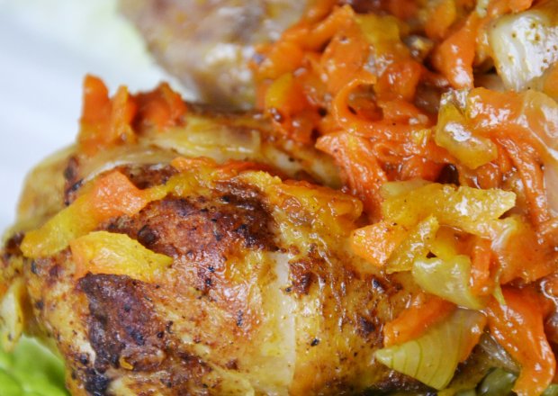 Fotografia przedstawiająca Złociste pałki z kurczaka z marchewką i cebulą