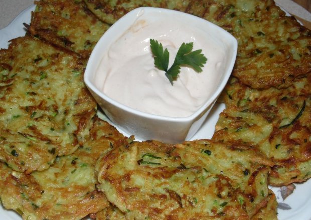 Fotografia przedstawiająca Złociste placuszki z ziemniaków i cukinii z sosem