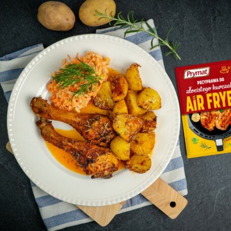 Złociste udka pieczone na ziemniakach w air fryerze foto