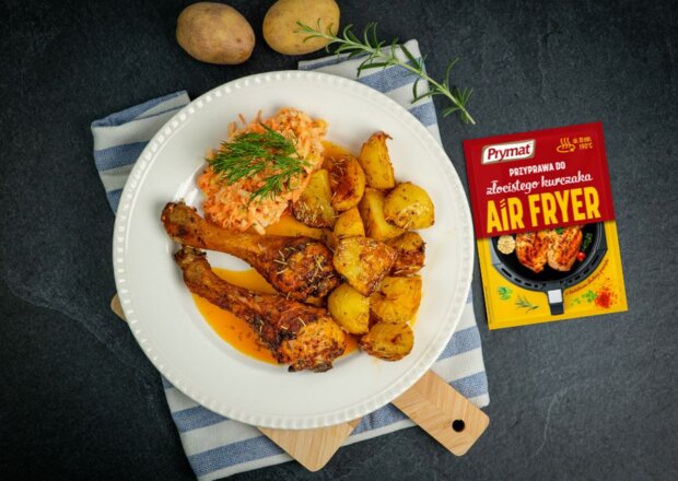 Fotografia przedstawiająca Złociste udka pieczone na ziemniakach w air fryerze