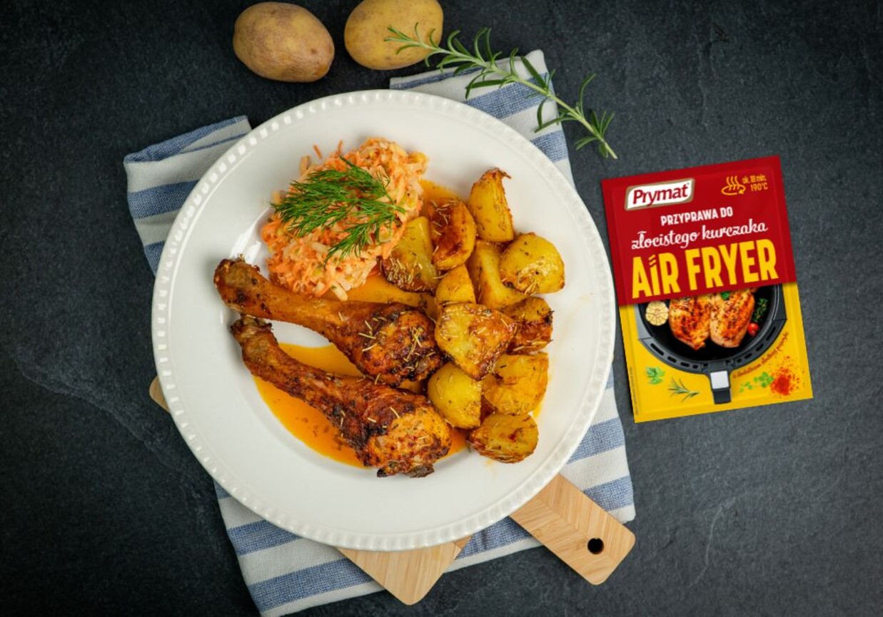 Złociste udka pieczone na ziemniakach w air fryerze foto