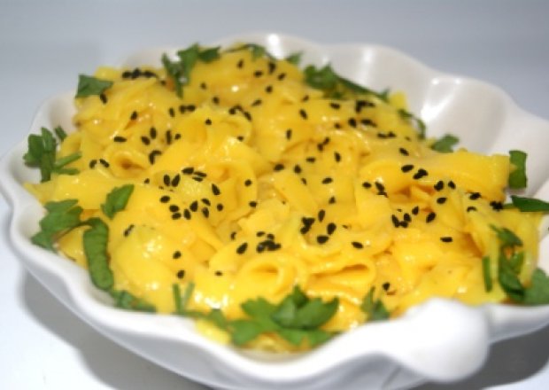 Fotografia przedstawiająca Złocisty makaron ryżowy w  czarne piegi