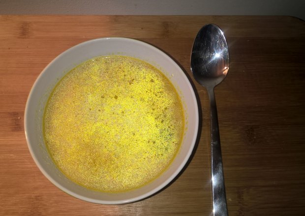 Fotografia przedstawiająca Złota zupa (cebulowa z kaszą)
