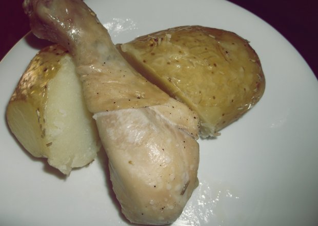 Fotografia przedstawiająca Złote pałki z kurczaka z młodymi ziemniaczkami