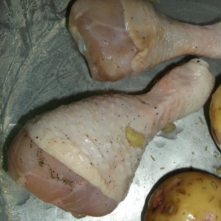 Krok 1 - Złote pałki z kurczaka z młodymi ziemniaczkami foto