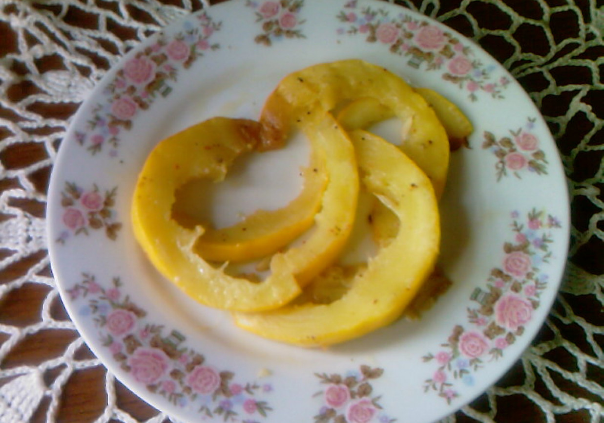 Żółta cukinia grillowana na ostro foto