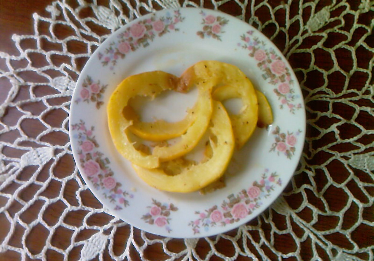 Żółta cukinia grillowana na ostro foto