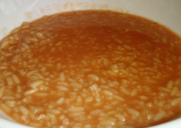Fotografia przedstawiająca żółta zupa pomidorowa.
