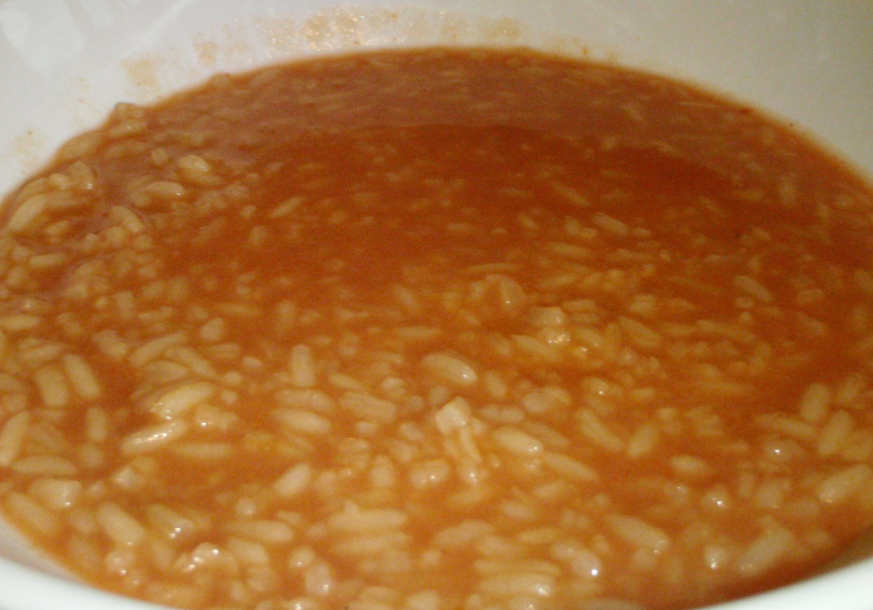żółta zupa pomidorowa. foto