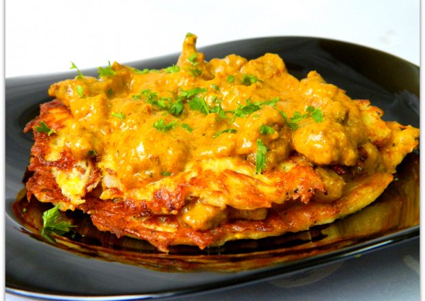 Fotografia przedstawiająca Żółte placki z sosem curry