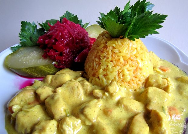 Fotografia przedstawiająca Żółty ryż i kurczak w curry