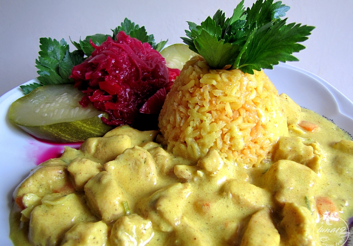 Żółty ryż i kurczak w curry foto