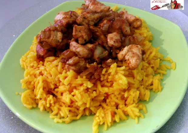 Fotografia przedstawiająca Żółty ryż z dodatkiem kurczaka