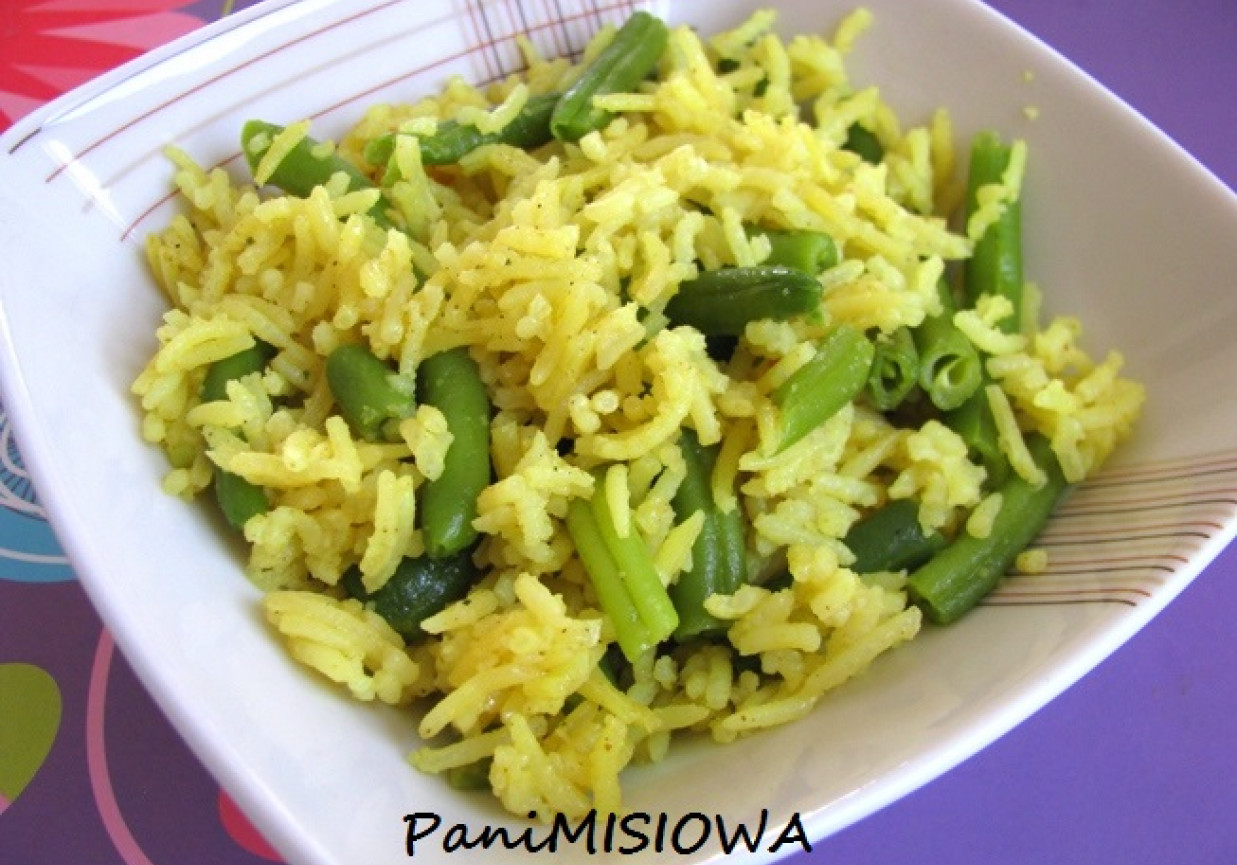 Żółty ryż z fasolką szparagową foto