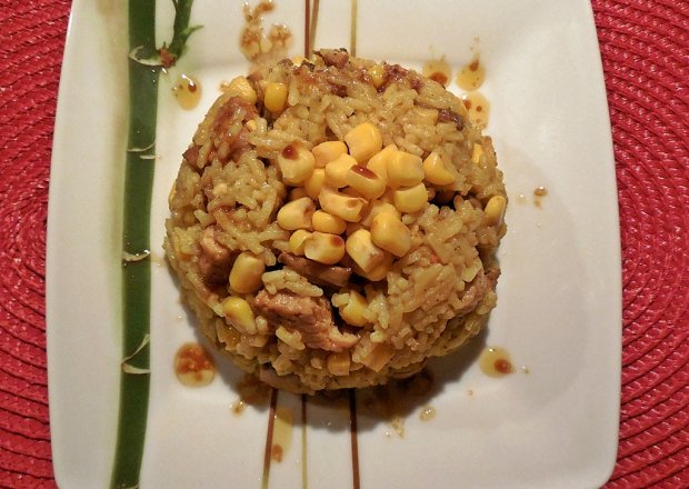 Fotografia przedstawiająca Żółty ryż z indykiem i pieczarkami