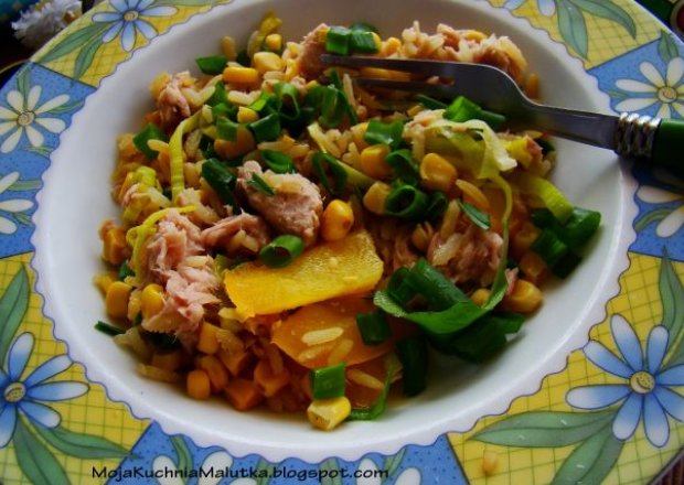 Fotografia przedstawiająca Żółty ryż z tuńczykiem