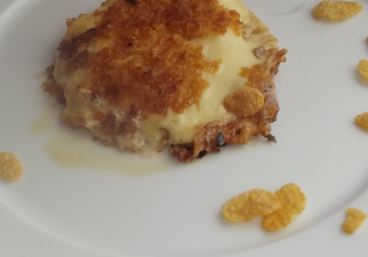 Żółty ser w kukurydzianej panierce. foto