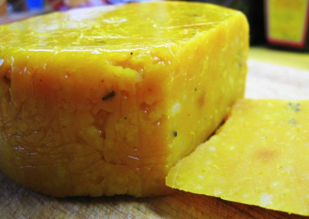 Fotografia przedstawiająca Żółty ser z kminkiem (Dukanowy)