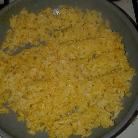 Krok 3 - Żółty smażony ryż foto