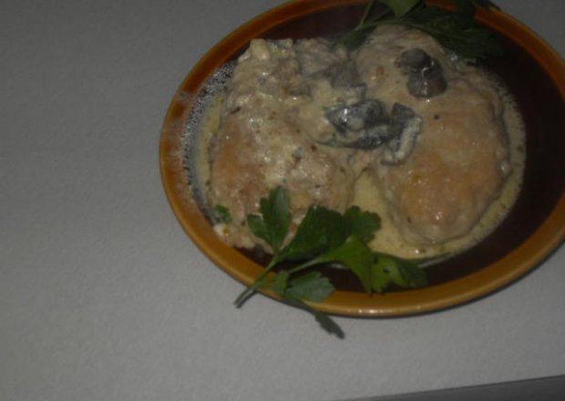 Fotografia przedstawiająca Zrazy  w sosie  z grzybów suszonych  i śmietany