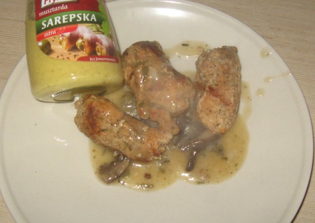 Fotografia przedstawiająca Zrazy wieprzowe z musztardą Prymat w sosie grzybowym