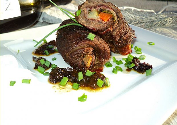 Fotografia przedstawiająca Zrazy wołowe z warzywami, prawdziwkami w czarnej soli