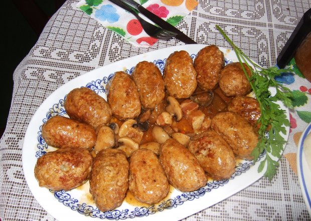 Fotografia przedstawiająca Zrazy z mięsa mielonego serem i papryką