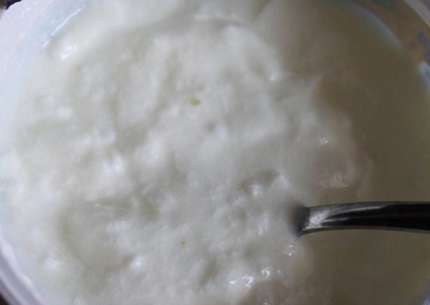 Fotografia przedstawiająca zsiadłe mleko pasteryzowane