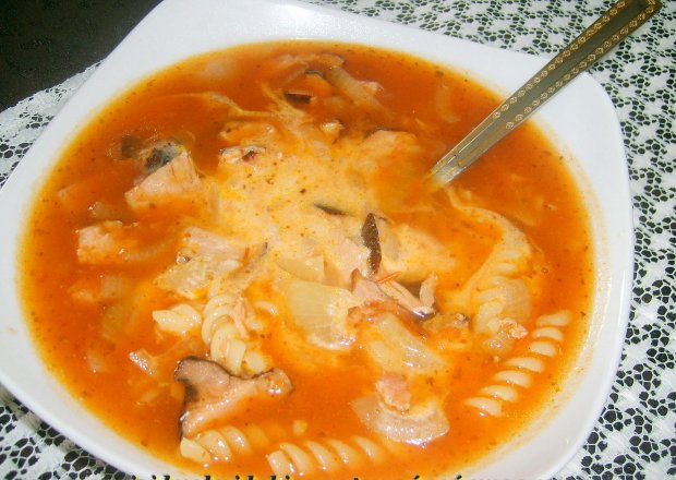 Fotografia przedstawiająca zupa a`la gulaszowa z makaronem...